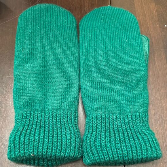 Ari’s Green thinsulate Mittens - Picture 2 of 4